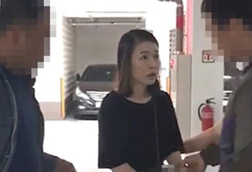 지난 6월1일 오전 10시32분쯤 충북 청주시의 한 아파트 지하주차장에서 제주동부경찰서 형사들에 의해 살인 등 혐의로 긴급체포되는 고유정의 모습. 세계일보 자료사진