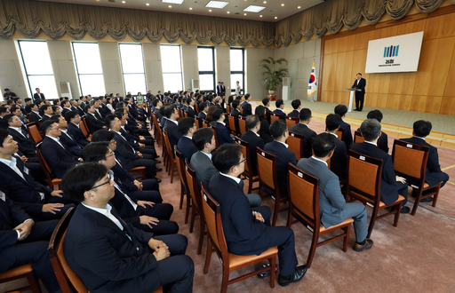 6일 서울 서초구 대검찰청 대회의실에서 열린 '2019년 하반기 검사 전입 인사'에서 참석자들이 윤석열 검찰총장의 인사말을 경청하고 있다. 뉴시스
