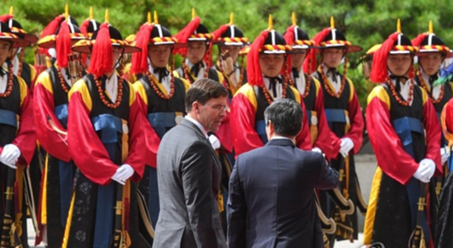 정경두 국방부 장관과 마크 에스퍼 미국 신임 국방부 장관이 9일 서울 용산구 국방부 청사에서 회담에 앞서 의장행사에 참석하고 있다. 연합뉴스