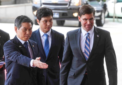 정경두 국방부 장관과 마크 에스퍼 미국 신임 국방부 장관이 9일 서울 용산구 국방부 청사에서 회담에 앞서 의장행사장으로 이동하고 있다. 연합뉴스