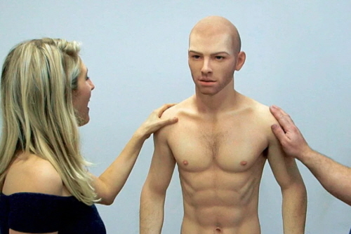 남성형 리얼돌을 바라보는 여성. 사진=BBC 캡처