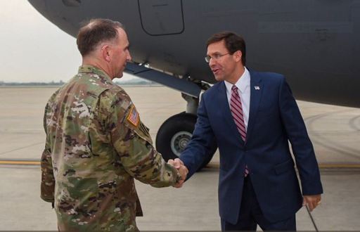 마크 에스퍼 미국 신임 국방 장관(오른쪽)이 지난 8일 경기 평택 오산 공군기지에 도착해 로버트 에이브럼스 주한 미군 사령관의 영접을 받고 있다. 마크 에스퍼 트위터 캡처