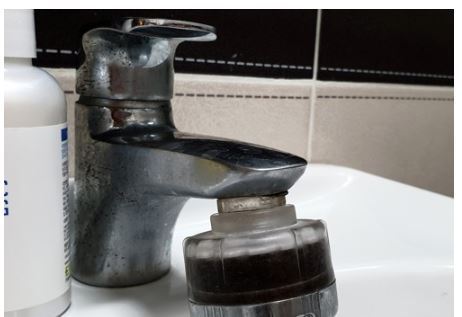 경북 포항의 한 주민은 2주 만에 수도꼭지 필터가 까맣게 변했다고 밝혔다.포항=연합뉴스