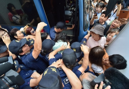 일부 시민이 첫 재판 종료 후 호송차에 오르는 고유정의 머리채를 잡아 당기고 있다. 뉴시스