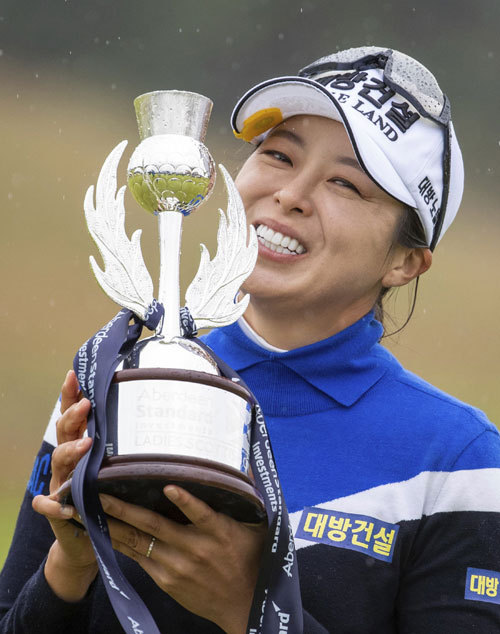 허미정이 시상식에서 우승 트로피를 들고 기쁨을 만끽하고 있다. 스코틀랜드=AP연합뉴스