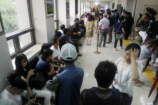 전 남편 살해한 혐의로 구속기소 된 고유정의 첫 정식 재판일은 12일 오전 제주지방법원에서 재판 방청을 원하는 시민들이 방청권을 받기 위해 줄을 서고 있다. 제주=연합