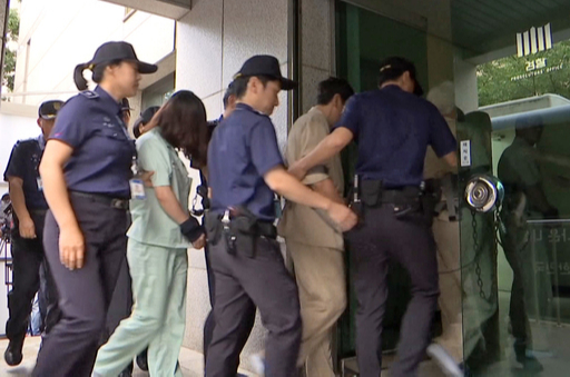 전 남편 살해 혐의로 구속기소 된 고유정이 12일 오전 첫 재판을 받기 위해 제주지방법원으로 이송되고 있다. 제주=연합