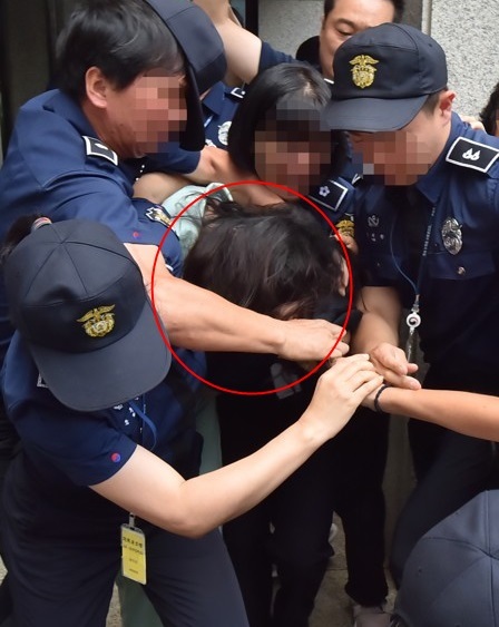 한 시민이 법정에서 나오는 고유정의 머리채를 잡고 있다. 연합뉴스