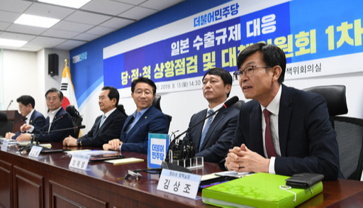 발언하는 김상조 실장 김상조 청와대 정책실장(오른쪽)이 13일 서울 여의도 국회 의원회관에서 열린 일본 수출규제 대응 당정청 상황점검 및 대책위원회 1차 회의에서 발언하고 있다. 남정탁 기자