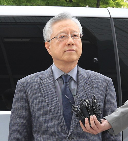 부정 채용 의혹의 정점으로 꼽히는 이석채 전 KT 회장이 지난 4월30일 오전 서울남부지법에서 열린 구속 전 피의자 심문(영장실질심사)에 출석하고 있다. 연합뉴스