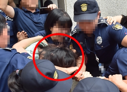 고유정(붉은 원 표시)이 지난 12일 오전 제주지법에서 열린 첫 공판을 마치고 호송차로 이동하고 있다. 제주=뉴시스