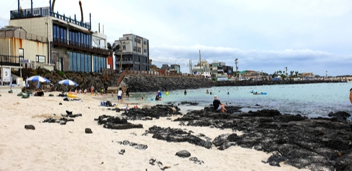 카페 등 편의시설이 주변에 있는 제주 협재해수욕장 전경