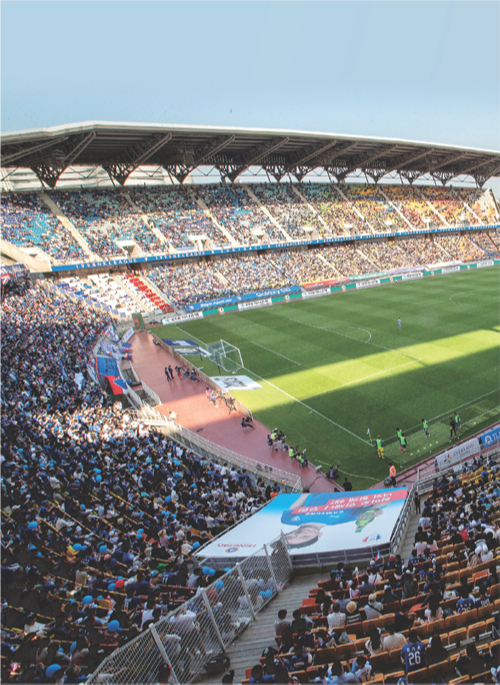 K리그 인기가 상승하며 올 시즌 관중 수가 이미 지난해 전체 관중 수를 뛰어넘었다. 축구장을 가득 채운 K리그 팬. 한국프로축구연맹 제공