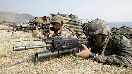 2015년 3월 경북 포항에서 한·미 연합 ‘독수리 훈련’(Foal Eagle)의 하나로 치러진 상륙훈련에서 한미 장병들이 상륙 돌격장갑차 근처에서 소총을 조준하며 경계 태세를 취하고 있다. 양국 군 당국은 올해부터 독수리 훈련을 폐지하기로 결정한 바 있다. 세계일보 자료사진