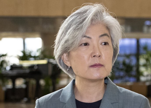 강경화 외교부 장관이 베이징에서 열리는 '제9차 한중일 외교장관 회의'에 참석하기 위해 20일 오전 김포국제공항을 통해 출국하고 있다. 연합뉴스