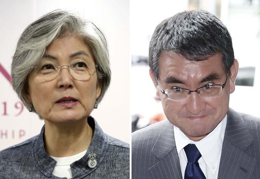 강경화 외교부 장관(왼쪽)과 고노 다로 일본 외무상. 뉴시스