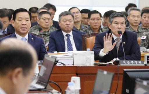 정경두 국방부 장관이 21일 국회에서 열린 국방위원회 전체회의에서 의원 질의에 답변하고 있다.연합뉴스