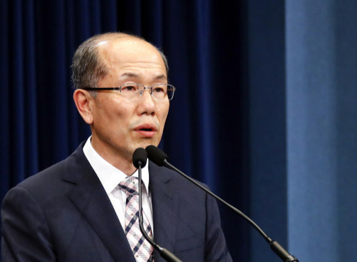 김유근 국가안보실 1차장이 22일 춘추관 대브리핑룸에서 "정부는 한일 간 '군사비밀정보의 보호에 관한 협정'(GSOMIA)을 종료하기로 결정했으며 협정의 근거에 따라 연장 통보시한 내에 외교 경로를 통하여 일본 정부에 이를 통보할 예정"이라고 밝히고 있다. 연합뉴스