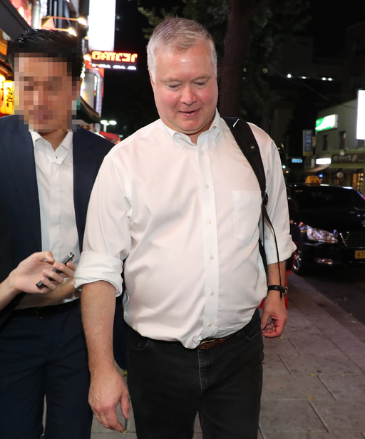 스티븐 비건 미 국무부 대북특별대표가 22일 오후 서울 광화문 한 음식점에서 저녁식사를 마친 뒤 호텔로 향하고 있다. 이날 정부는 한일 간 '군사비밀정보의 보호에 관한 협정'(GSOMIA, 지소미아)을 종료하기로 결정했다. 연합