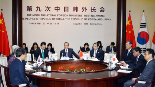 21일 중국 베이징 구베이수이전에서 '제9차 한·중·일 외교장관 회의'가 열린 가운데 강경화 외교부 장관과 왕이 중국 외교 담당 국무위원 겸 외교부장, 고노 다로 일본 외무상이 회담에 앞서 모두 발언을 하고 있다. 베이징 특파원 공동취재단