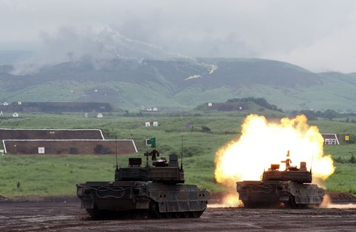 22일(현지시간) 일본 고텐바 서부 후지산 인근에 위치한 히가시후지 연습장에서 육상자위대의 ‘타입 90’ 탱크가 연례훈련을 하고 있다. 고텐바=AFP연합뉴스