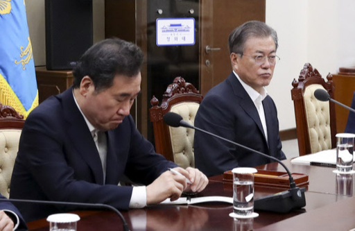 문재인 대통령이 22일 청와대에서 한일군사정보보호협정(GSOMIA·지소미아) 관련 국가안전보장회의(NSC) 상임위 회의 내용을 보고받고 있다. 왼쪽은 이낙연 국무총리. 청와대 제공