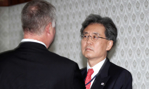 김현종 청와대 국가안보실 2차장과 스티븐 비건 미 국무부 대북특별대표가 22일 서울 종로구 정부서울청사에서 만나 인사하고 있다. 뉴시스