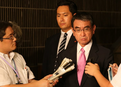 고노 다로(河野太郞) 일본 외무상이 22일 남관표 주일 한국 대사를 초치해 한국 정부의 한일 군사정보보호협정(GSOMIA·지소미아) 종료 방침에 항의한 뒤 기자들에게 발언하고 있다. 도쿄=연합뉴스