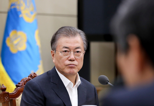 문재인 대통령이 22일 오후 청와대에서 한일군사정보보호협정(GSOMIA·지소미아) 관련 국가안전보장회의(NSC) 상임위 회의 내용을 보고받고 있다.사진=청와대 제공