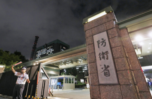 정부가 한일 군사정보보호협정(GSOMIA)을 종료하기로 결정한 22일 오후 일본 도쿄 신주쿠 방위성 건물에 불이 켜져 있다. 도쿄=교도 연합뉴스