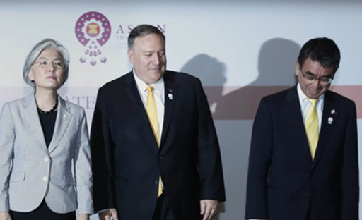 강경화 외교부 장관(왼쪽)이 지난 2일 오후(현지시간) 방콕 센타라 그랜드호텔에서 마이크 폼페이오 미국 국무부 장관(가운데), 고노 다로 일본 외무상과 외교장관회담을 마치고 기념촬영을 하고 있다. 연합뉴스