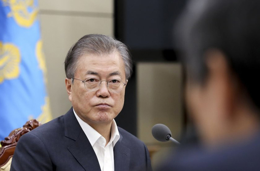 문재인 대통령이 지난 22일 오후 청와대에서 한일군사정보보호협정(GSOMIA·지소미아) 관련 국가안전보장회의(NSC) 상임위 회의 내용을 보고받고 있다. 청와대 제공