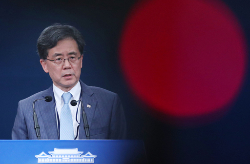 김현종 국가안보실 2차장이 23일 청와대 춘추관 대브리핑룸에서 한일군사정보보호협정(GSOMIA·지소미아) 종료 결정과 관련해 브리핑하고 있다. 뉴시스