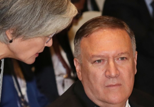 강경화 외교부 장관(왼쪽)이 지난 2일(현지시간) 태국 방콕 센타라 그랜드호텔에서 열린 동아시아정상회의(EAS) 외교장관회의에서 마이크 폼페이오 미국 국무장관 자리로 찾아가 대화하고 있다. 연합뉴스