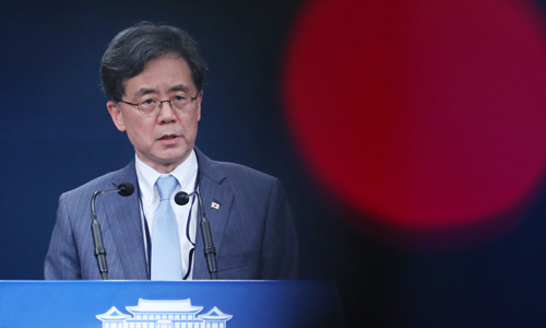 김현종 국가안보실 2차장이 23일 청와대 춘추관 대브리핑룸에서 한일군사정보보호협정(GSOMIA·지소미아) 종료 결정과 관련해 브리핑하고 있다. 뉴시스