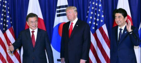 문재인 대통령이 도날드 트럼프 미국 대통령, 아베 신조 일본 총리와 2017년 7월6일 오후(현지시간) 한·미·일 정상 만찬이 열린 주함부르크미국총영사관에서 기념촬영 후 만찬장으로 향하고 있다. 함부르크(독일)=뉴시스