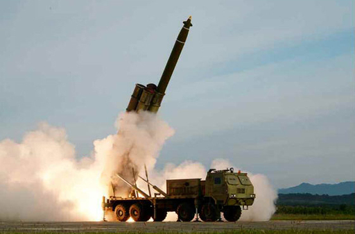 북한 김정은 국무위원장이 24일 "새로 연구개발한 초대형방사포시험사격을 지도했다"고 25일 로동신문이 보도했다. 뉴시스