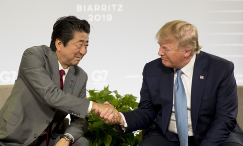 프랑스 비아리츠에서 열리고 있는 주요 7개국(G7) 정상회담에 참석 중인 도널드 트럼프(오른쪽) 미국 대통령과 아베 신조 일본 총리가 25일(현지시간) 만나 양자회담을 갖기 전 악수를 나누고 있다. AP연합뉴스