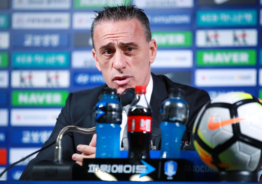 파울루 벤투 한국남자축구 A대표팀 감독이 26일 오전 서울 종로구 신문로2가 축구회관에서 2022 국제축구연맹(FIFA) 카타르 월드컵 아시아지역 2차 예선 첫 경기에 나설 대표팀 소집 명단을 발표하고 있다. 연합뉴스