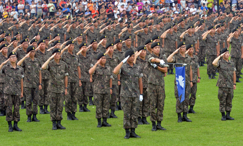 충남 논산시 육군훈련소 연병장에서 훈련병들이 국기에 대한 경계를 하고 있는 모습. 세계일보 자료사진