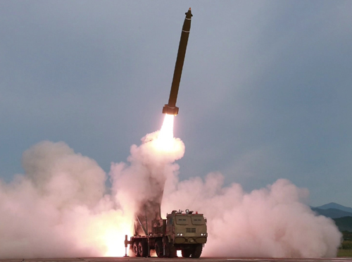 북한이 지난 24일 '새로 연구 개발한 초대형 방사포'를 김정은 국무위원장의 지도 하에 성공적으로 시험발사했다고 북한 매체들이 25일 보도했다. 연합뉴스