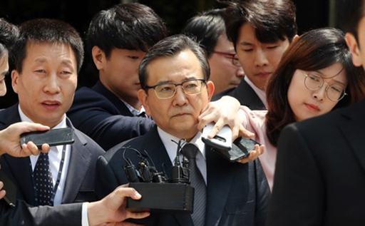 김학의 전 법무부 차관(가운데). 연합뉴스