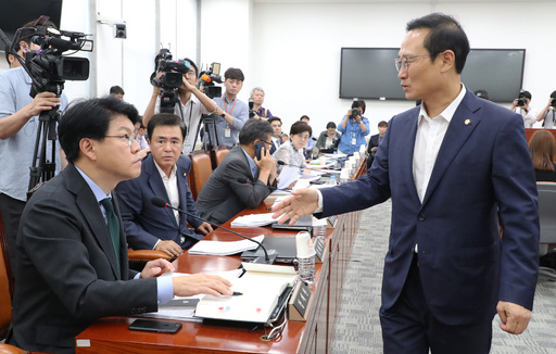 26일 오후 열린 국회 정치개혁특별위원회 전체회의에서 더불어민주당 소속 홍영표 위원장(오른쪽)과 자유한국당 소속 장제원 간사가 인사하고 있다. 연합뉴스