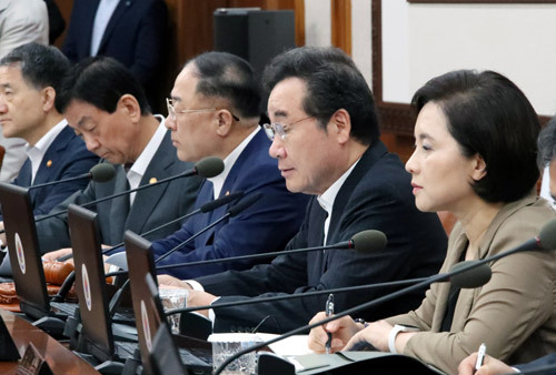 이낙연 국무총리(오른쪽 두번째)가 27일 정부서울청사에서 열린 국무회의에서 발언하고 있다. 연합뉴스