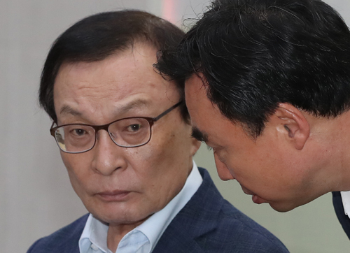 28일 인천 남동구 삼천리기계에서 열린 '소재-부품-장비 산업 글로벌 경쟁력 강화를 위한 더불어민주당 현장최고위원회의'에서 이해찬 대표가 윤관석 정책위 수석부의장과 대화하고 있다. 뉴시스