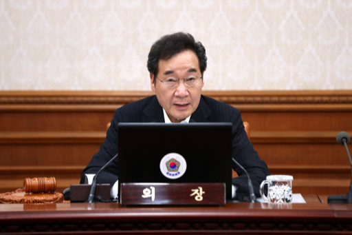 이낙연 국무총리가 27일 오전 서울 종로구 정부서울청사 영상회의실에서 열린 국무회의에서 모두발언하고 있다. 뉴시스