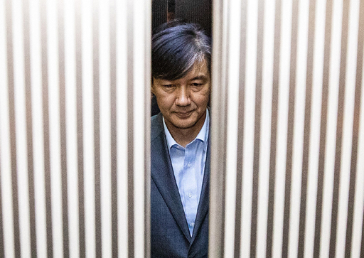 법무부 장관 후보자 조국 전 청와대 민정수석이 27일 오후 서울 종로구 인사청문회 준비 사무실이 마련된 사무실 로비에서 입장을 발표를 마치고 승강기를 탑승하고 있다. 2019.08.27 이제원 기자