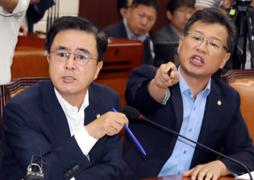 자유한국당 김태흠, 이양수 의원이 홍영표 위원장에게 항의하고 있다. 뉴시스