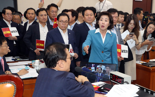 29일 오전 서울 여의도 국회에서 열린 정치개혁특별위원회 전체회의에서 홍영표 위원장이 공직선거법 일부개정법률안을 가결시키자 자유한국당 나경원 원내대표와 의원들이 항의하고 있다. 뉴시스