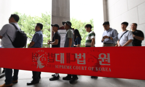 대법원 전원합의체가 박근혜 전 대통령, 이재용 삼성전자 부회장, 최순실씨 관련 국정농단 사건 상고심 선고기일을 이틀 앞둔 27일 오후 서울 서초구 대법원 법정동 출입구 앞에서 방청권 공개 추첨 응모에 참여한 시민들이 줄을 서고 있다. 남정탁 기자